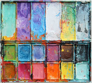 Das Bild "Stadtbummel" ist eine bemalte Wandskulptur 100 x 110 cm in. Das Gemälde ist ein nachgebauter, überdimensionierter Farbkasten.. In den Mischfächer (unten) sind gelbe, weiße, grüne, blaue und violette Farben zu sehen. Oben befinden sich 12 quadratische Farbteller mit den üblichen Farben eines Farbkastens. In den Zwischenräumen sind Farbkleckse und -flecken sichtbar. Künstler Mark Hellbusch. Großes Bild. ARTLET | Atelier Hellbusch