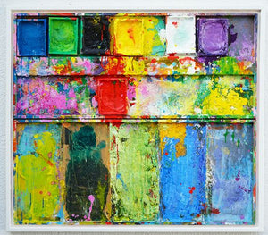 "Stillleben mit Blumen" zeigt moderne Kunst als Wandskulptur (86 x 96 cm). Zu sehen ist das Gemälde in Wiesbaden. In den Farbtellern (oben) sind Gelb, Grün, Schwarz, Violett, Weiß und Blau zu sehen. Unten befinden sich 5 Mischfelder ebenfalls mit bunten Farben. In den Zwischenräumen sind Farbkleckse und -flecken sichtbar. Moderne Kunst von Mark Hellbusch. ARTLET | Atelier Hellbusch.