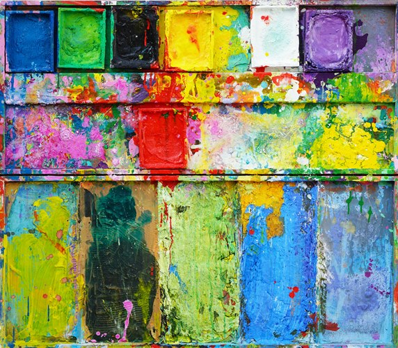 "Stillleben mit Blumen" zeigt moderne Kunst als Wandskulptur (86 x 96 cm). Zu sehen ist das Gemälde in Wiesbaden. In den Farbtellern (oben) sind Gelb, Grün, Schwarz, Violett, Weiß und Blau zu sehen. Unten befinden sich 5 Mischfelder ebenfalls mit bunten Farben. In den Zwischenräumen sind Farbkleckse und -flecken sichtbar. Moderne Kunst von Mark Hellbusch. ARTLET | Atelier Hellbusch.