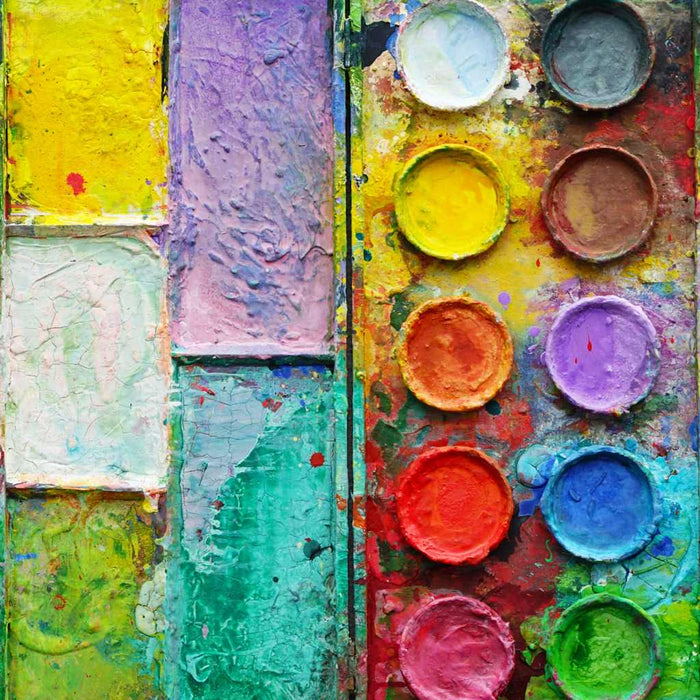 Abstraktes Farbkasten-Gemälde „Stillleben mit Blumen II“ – Objektbild von Mark Hellbusch in Mischtechnik. Farbige Teller in Rot, Gelb, Lila und Grün erinnern an Blüten, ergänzt durch pastose rechteckige Felder. Privatbesitz.