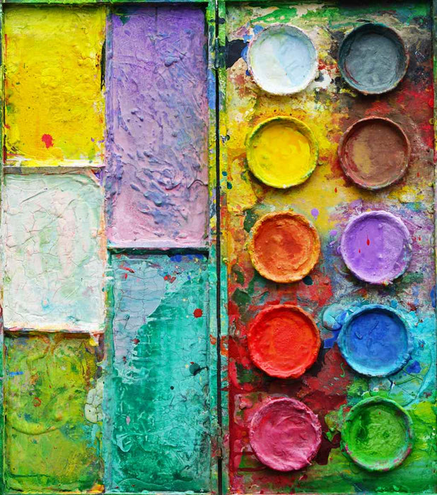 Abstraktes Farbkasten-Gemälde „Stillleben mit Blumen II“ – Objektbild von Mark Hellbusch in Mischtechnik. Farbige Teller in Rot, Gelb, Lila und Grün erinnern an Blüten, ergänzt durch pastose rechteckige Felder. Privatbesitz.