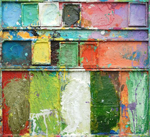 "Swamp" zeigt moderne Malerei auf einem Malobjekt (87 x 80 cm). Zu sehen ist das Gemälde in Wiesbaden. In den Mischfächer (unten) sind erdige Farben. Oben befinden sich 7 Farbteller mit den bunten Farben eines Farbkastens. In den Zwischenräumen sind Farbkleckse und -flecken sichtbar. Moderne Malerei von Mark Hellbusch. ARTLET | Atelier Hellbusch.