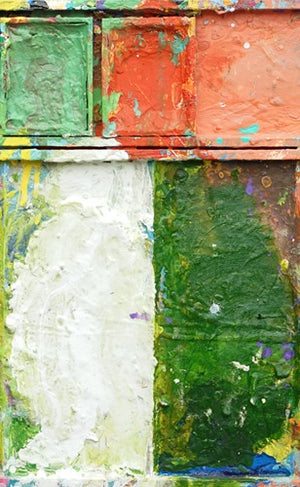 "Swamp" zeigt moderne Malerei auf einem Malobjekt (87 x 80 cm). Zu sehen ist ein Ausschnitt aus dem Gemälde. In den Mischfächer (unten) sind erdige Farben. Oben befinden sich 7 Farbteller mit den bunten Farben eines Farbkastens. In den Zwischenräumen sind Farbkleckse und -flecken sichtbar. Moderne Malerei von Mark Hellbusch. ARTLET | Atelier Hellbusch.