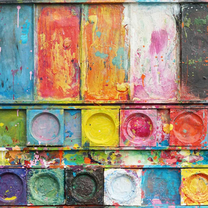 "Unterwegs III" zeigt zeitgenössische experimentelle Malerei (92x80x3 cm) auf einem Wandobjekt (Farbkasten). In den Mischfächer (unten) sind blaue, orangene, gelbe, weiße, schwarze und pinke Farben zu sehen. Oben befinden sich 9 Farbteller mit den üblichen bunten Farben eines Farbkastens. In den Zwischenräumen sind Farbkleckse und -flecken sichtbar. Diese experimentelle Malerei - schön, bunt und modern - kann man zum realistischen Preis online bestellen. Zeitgenössische Malerei. ARTLET - Atelier Hellbusch