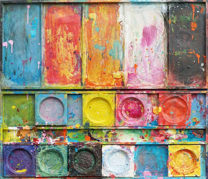"Unterwegs III" zeigt zeitgenössische experimentelle Malerei (92x80x3 cm) auf einem Wandobjekt (Farbkasten). In den Mischfächer (unten) sind blaue, orangene, gelbe, weiße, schwarze und pinke Farben zu sehen. Oben befinden sich 9 Farbteller mit den üblichen bunten Farben eines Farbkastens. In den Zwischenräumen sind Farbkleckse und -flecken sichtbar. Diese experimentelle Malerei - schön, bunt und modern - kann man zum realistischen Preis online bestellen. Zeitgenössische Malerei. ARTLET - Atelier Hellbusch