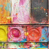 "Unterwegs III" zeigt zeitgenössische experimentelle Malerei (92x80x3 cm) auf einem Wandobjekt (Farbkasten). In den Mischfächer (unten) sind blaue, orangene, gelbe, weiße, schwarze und pinke Farben zu sehen. Oben befinden sich 9 Farbteller mit den üblichen bunten Farben eines Farbkastens. In den Zwischenräumen sind Farbkleckse und -flecken sichtbar. Diese experimentelle Malerei - schön, bunt und modern - kann man zum realistischen Preis online bestellen. Zeitgenössische Malerei. ARTLET - Atelier Hellbusch