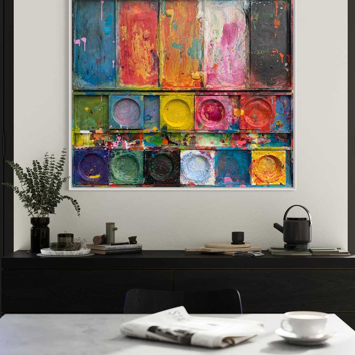 "Unterwegs III" zeigt zeitgenössische experimentelle Malerei (92x80x3 cm) auf einem Wandobjekt (Farbkasten). In den Mischfächer (unten) sind blaue, orangene, gelbe, weiße, schwarze und pinke Farben zu sehen. Oben befinden sich 9 Farbteller mit den üblichen bunten Farben eines Farbkastens. In den Zwischenräumen sind Farbkleckse und -flecken sichtbar. Diese experimentelle Malerei - schön, bunt und modern - kann man zum realistischen Preis online bestellen. Zeitgenössische Malerei. ARTLET - Atelier Hellbusch