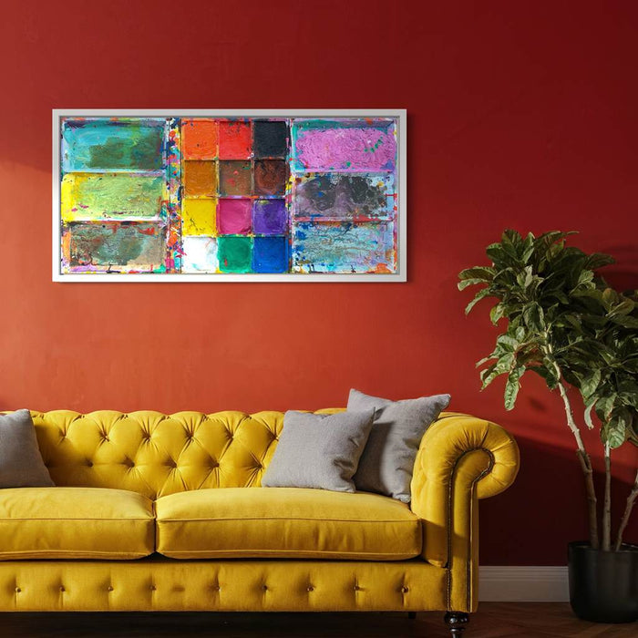 Das Gemälde "Unterwegs" (in Situation) ist ein überdimensionierter, benutzter Farbkasten 130 x 60 x 5 cm groß. Das Kunstwerk ist mit einem weißen Rahmen versehen (Schattenfuge, weiß, ca 2 cm Breite). In den Mischfächer sind Blau, Violett, Grün, Braun und Gelb zu sehen. In der Mitte befinden sich 12 Farbfächer mit den üblichen Farben einer Palette. In den Zwischenräumen sind Farbkleckse und -flecken sichtbar. Modernes Bild als Wandskulptur. ARTLET - Atelier Hellbusch
