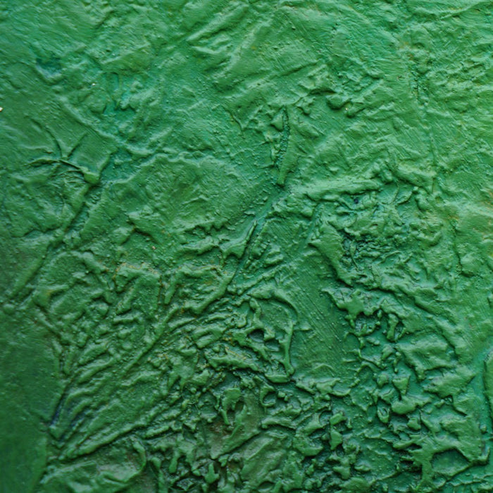 Abstraktes Gemälde „Wei“ in 30 × 24 cm, 2025, grüne Ölmalerei mit organischen Strukturen und Tiefe auf Leinwand (Nahaufnahme) – Atelier Hellbusch