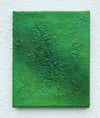 Abstraktes Gemälde „Wei“ in 30 × 24 cm, 2025, grüne Ölmalerei mit organischen Strukturen und Tiefe auf Leinwand (in Situ) – Atelier Hellbusch