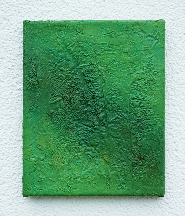 Abstraktes Gemälde „Wei“ in 30 × 24 cm, 2025, grüne Ölmalerei mit organischen Strukturen und Tiefe auf Leinwand (in Situ) – Atelier Hellbusch