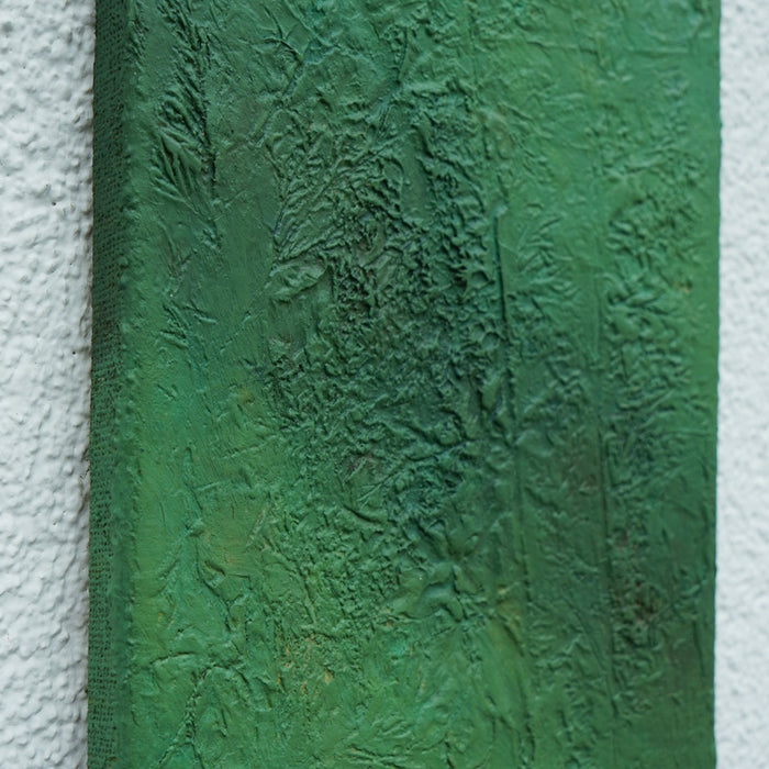 Abstraktes Gemälde „Wei“ in 30 × 24 cm, 2025, grüne Ölmalerei mit organischen Strukturen und Tiefe auf Leinwand (Seitenaufnahme) – Atelier Hellbusch