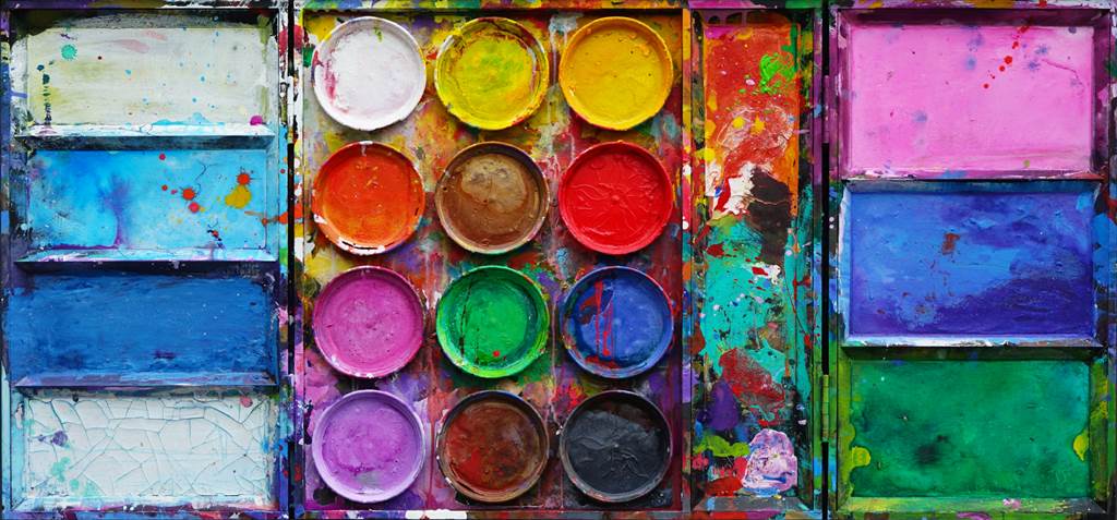 Detailreiches Farbkasten-Gemälde „Wettergespräch“ (69 × 140 × 4 cm, 2023) von Mark Hellbusch – ein farbintensives, abstraktes Objektbild mit kräftigen, aufgetragenen Farben und malerischer Tiefe. Mischtechnik auf dreidimensionalem Untergrund, heute in Privatbesitz. Atelier Hellbusch