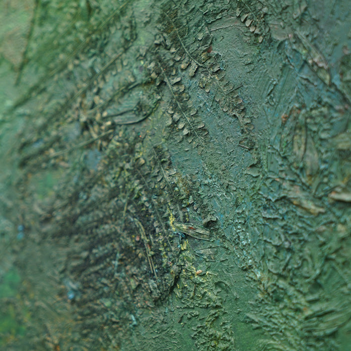 "Yan", 48x45cm, 2025 (Nahaufnahme): strukturierte Malerei von Mark Hellbusch in grünen Farben auf Leinwand mit dichter organischer Oberfläche