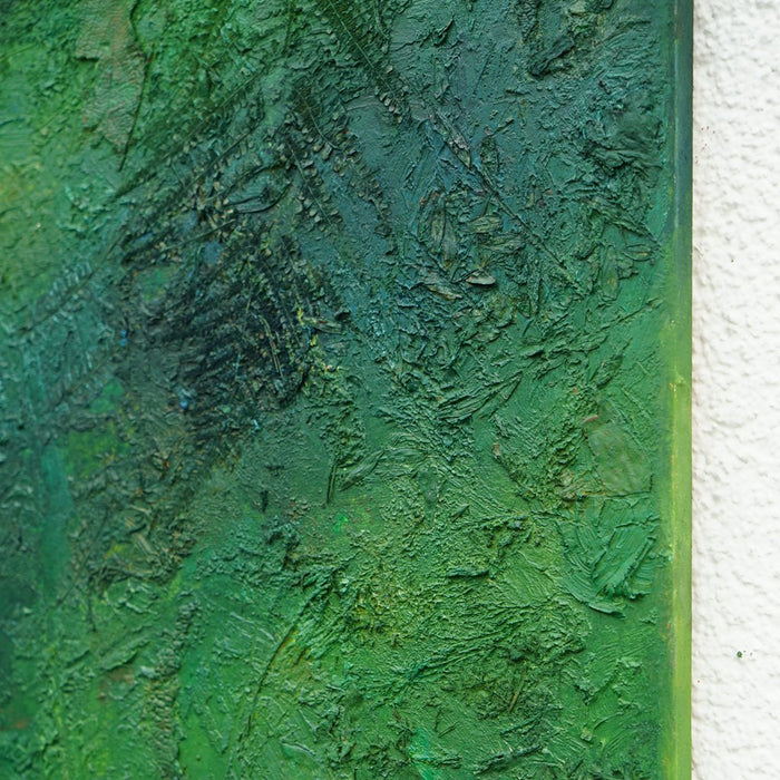 "Yan", 48x45cm, 2025 (Seitenaufnahme): strukturierte Malerei von Mark Hellbusch in grünen Farben auf Leinwand mit dichter organischer Oberfläche