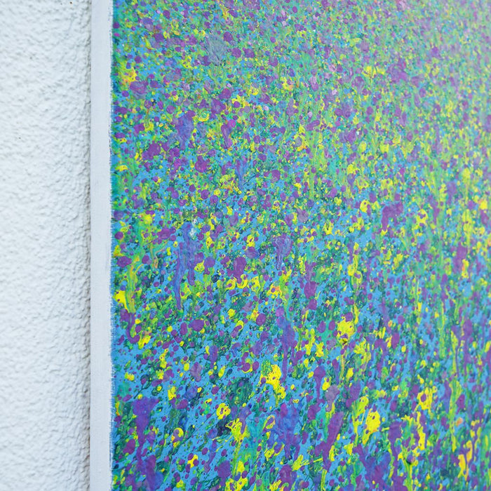 Abstraktes Kunstwerk in Grün, Violett und Gelb – Claim 146 – inspiriert von Natur und Harmonie, Acryl auf Leinwand, 72x103 cm (von der Seite). Atelier Hellbusch