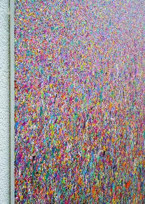 Abstraktes Gemälde 'Claim 106' von Mark Hellbusch (110x100 cm), das eine moderne Landschaft in lebhaften Pink- und anderen bunten Farben darstellt. Die dynamische Textur und die dichte Farbschichtung schaffen eine beeindruckende visuelle Tiefe (Seitenansicht).