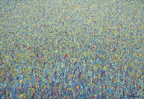 Kunstwerk 'Claim 107' (90x130 cm) von Mark Hellbusch, 2024, zeigt eine dichte, lebendige Anordnung von Farbspritzern in Blau, Gelb und Violett. Diese abstrakte Komposition erzeugt eine faszinierende visuelle Textur, die die Energie und Kreativität des Künstlers widerspiegelt.