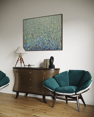 Kunstwerk 'Claim 107' (90x130 cm) von Mark Hellbusch, 2024, zeigt eine dichte, lebendige Anordnung von Farbspritzern in Blau, Gelb und Violett. Diese abstrakte Komposition erzeugt eine faszinierende visuelle Textur, die die Energie und Kreativität des Künstlers widerspiegelt (in situ).