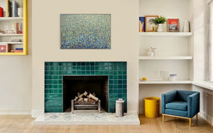 Kunstwerk 'Claim 107' (90x130 cm) von Mark Hellbusch, 2024, zeigt eine dichte, lebendige Anordnung von Farbspritzern in Blau, Gelb und Violett. Diese abstrakte Komposition erzeugt eine faszinierende visuelle Textur, die die Energie und Kreativität des Künstlers widerspiegelt (in situ).