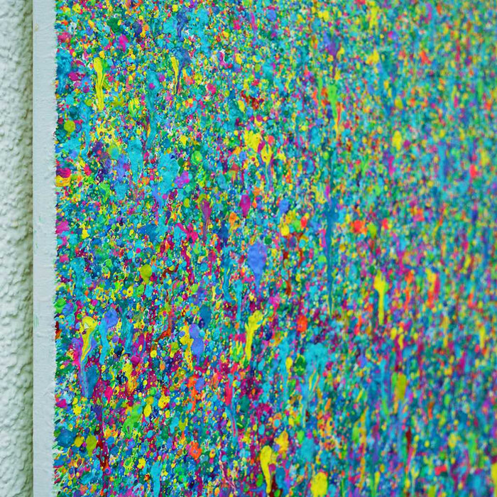 Abstrakte moderne Kunst (Seitenansicht) in Blau mit pink-gelben Farbakzenten von Mark Hellbusch – Claim 141, 70x100 cm, 2025