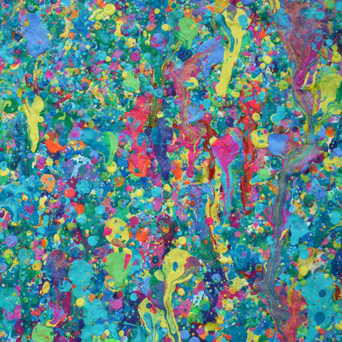 Abstrakte moderne Kunst (Nahansicht) in Blau mit pink-gelben Farbakzenten von Mark Hellbusch – Claim 141, 70x100 cm, 2025