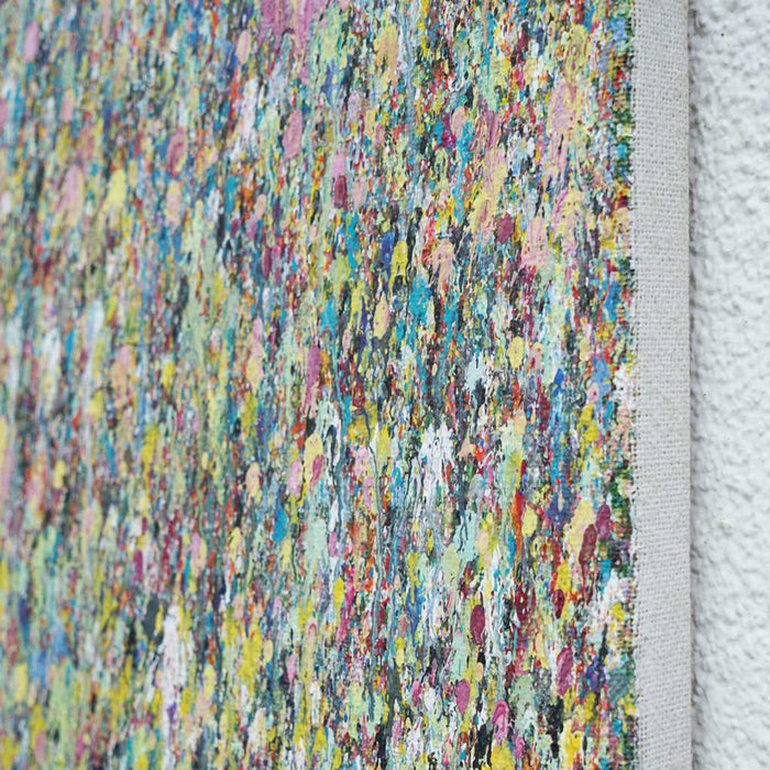 Claim 7 - Zeitgenössische Malerei auf Leinwand (71x60cm, Seitenansicht). Bunte Farbverläufe ergeben ein abstraktes Farbfeld. Helle Farben in bläulichen, gelblichen, grünlichen und pinken Tönen sind für das Gemälde verwendet worden. Oben im Bild sind bunte Farbpunkte zu sehen. Sie verwandeln sich in Farbstriche. Die Striche werden nach unten hin immer länger. So entsteht ein edles, exklusives Original mit organischer Räumlichkeit. Zeitgenössische Malerei. Künstler Mark Hellbusch.