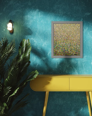 Kleines abstraktes Gemälde von Mark Hellbusch (50x60cm) mit lebendigen Farbspritzern in Gelb, Grün, Pink und weiteren Farben, die eine dynamische und komplexe Textur erzeugen. Das Werk erinnert an ein blühendes Feld und zeichnet sich durch seine dichte, farbenfrohe Komposition aus (in situ). ARTLET - Atelier Hellbusch
