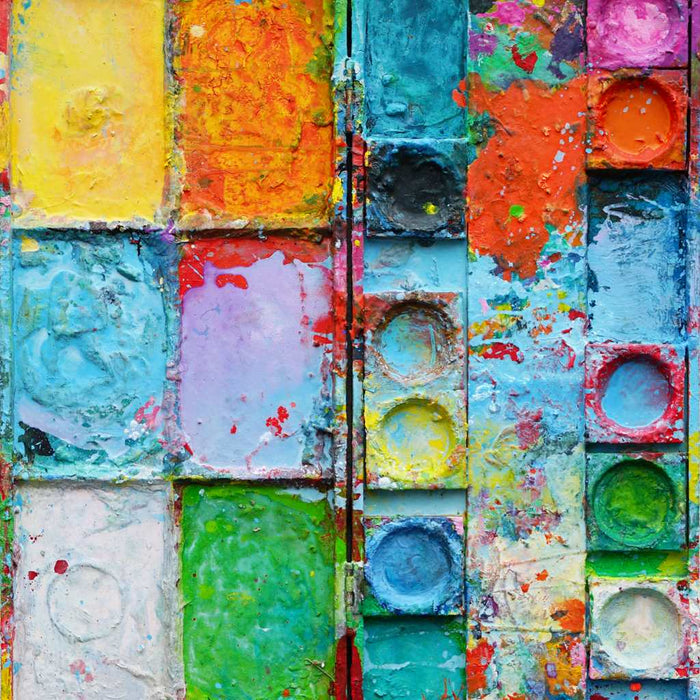 "Cooling" zeigt moderne Kunst auf dem Farbkasten (65 x 72 cm). Zu sehen ist das Gemälde in Wiesbaden. In den Mischfächer (links) sind orangene, grüne und blaue Farben. Rechts befinden sich 9 Farbteller mit den bunten Farben eines Farbkastens. In den Zwischenräumen sind Farbkleckse und -flecken sichtbar. Diese experimentelle, sehr moderne Malerei kann man zum realistischen Preis online oder in Wiesbaden kaufen. Kunst. ARTLET | Atelier Hellbusch.