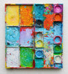 "Cooling" zeigt moderne Kunst auf dem Farbkasten (65 x 72 cm). Zu sehen ist das Gemälde in Wiesbaden. In den Mischfächer (links) sind orangene, grüne und blaue Farben. Rechts befinden sich 9 Farbteller mit den bunten Farben eines Farbkastens. In den Zwischenräumen sind Farbkleckse und -flecken sichtbar. Diese experimentelle, sehr moderne Malerei kann man zum realistischen Preis online oder in Wiesbaden kaufen. Kunst. ARTLET | Atelier Hellbusch.