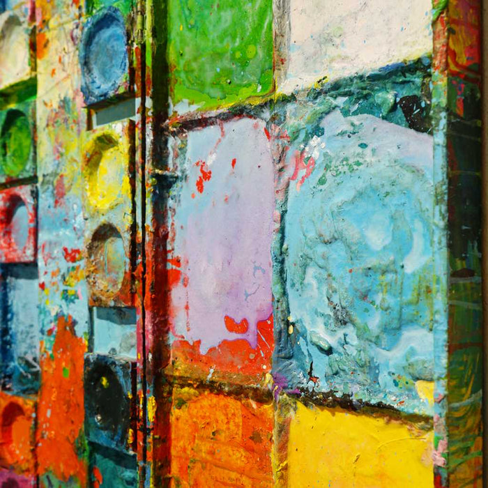 "Cooling" zeigt moderne Kunst auf dem Farbkasten (65 x 72 cm, Seitenansicht). Zu sehen ist das Gemälde in Wiesbaden. In den Mischfächer (links) sind orangene, grüne und blaue Farben. Rechts befinden sich 9 Farbteller mit den bunten Farben eines Farbkastens. In den Zwischenräumen sind Farbkleckse und -flecken sichtbar. Diese experimentelle, sehr moderne Malerei kann man zum realistischen Preis online oder in Wiesbaden kaufen. Kunst. ARTLET | Atelier Hellbusch.