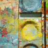 "Cooling" zeigt moderne Kunst auf dem Farbkasten (65 x 72 cm, Nahaufnahme). Zu sehen ist das Gemälde in Wiesbaden. In den Mischfächer (links) sind orangene, grüne und blaue Farben. Rechts befinden sich 9 Farbteller mit den bunten Farben eines Farbkastens. In den Zwischenräumen sind Farbkleckse und -flecken sichtbar. Diese experimentelle, sehr moderne Malerei kann man zum realistischen Preis online oder in Wiesbaden kaufen. Kunst. ARTLET | Atelier Hellbusch.