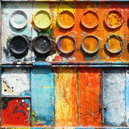 „Der fliegende Sommer“ (110 × 80 × 3 cm, 2021) von Mark Hellbusch – Farbkasten-Werk mit hellen Gelb-, Blau- und Orange-Tönen, runden Farbtellern oben, pastosen Mischfeldern und dynamisch-luftiger Komposition.