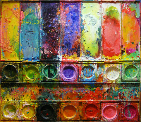 Farbstarke Wandskulptur „Caterpillar“ (140 × 170 × 5 cm, 2014) von Mark Hellbusch – monumentales Farbkasten-Gemälde in Mischtechnik mit vertikalen Farbbahnen und runden Farbtellern. Heute in Privatbesitz.