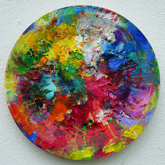 Hektisches Treiben – farbintensive abstrakte Malerei auf einer überdimensionierten Palette mit kräftigen Rot-, Blau-, Grün- und Gelbtönen von Mark Hellbusch