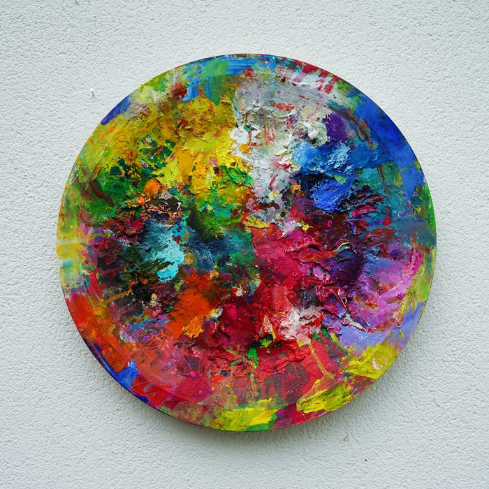 Hektisches Treiben – farbintensive abstrakte Malerei auf einer überdimensionierten Palette mit kräftigen Rot-, Blau-, Grün- und Gelbtönen von Mark Hellbusch