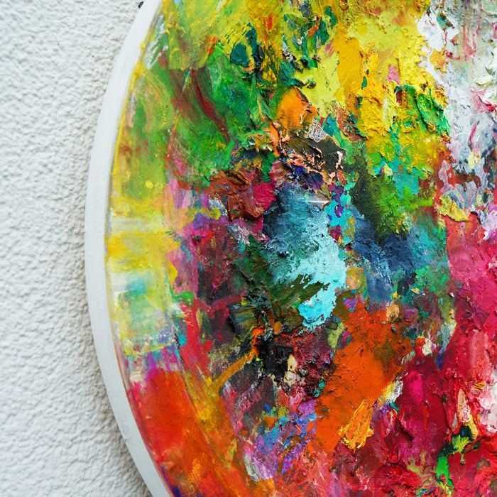 Hektisches Treiben (Seitenansicht) – farbintensive abstrakte Malerei auf einer überdimensionierten Palette mit kräftigen Rot-, Blau-, Grün- und Gelbtönen von Mark Hellbusch