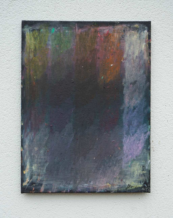 Output 6 von Mark Hellbusch, abstraktes Ölgemälde in Schwarz, Anthrazit und Violett mit grünen und orangefarbenen Farbspuren, 80 × 60 cm