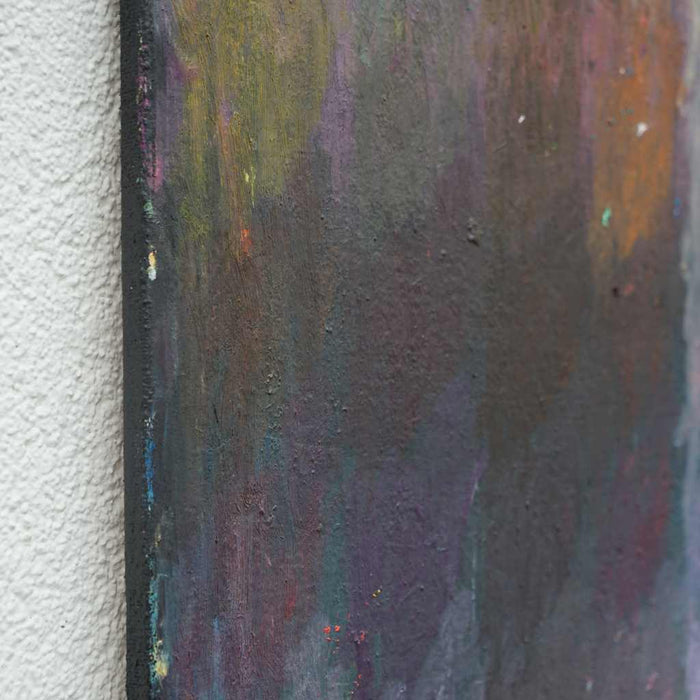 Output 6 (Seite) von Mark Hellbusch, abstraktes Ölgemälde in Schwarz, Anthrazit und Violett mit grünen und orangefarbenen Farbspuren, 80 × 60 cm