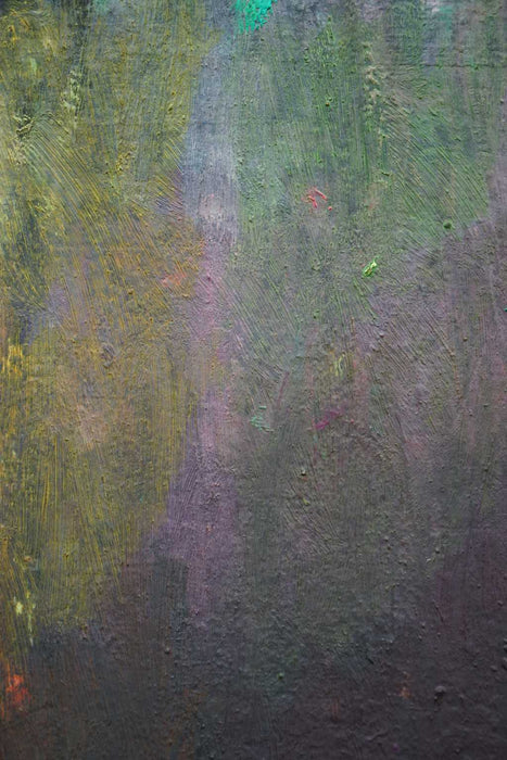 Output 6 (Detail) von Mark Hellbusch, abstraktes Ölgemälde in Schwarz, Anthrazit und Violett mit grünen und orangefarbenen Farbspuren, 80 × 60 cm
