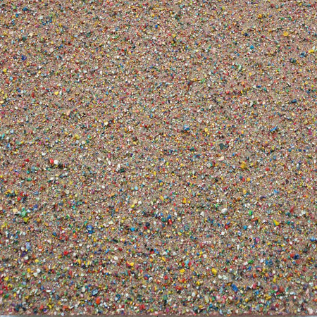 Detailreiches abstraktes Kunstwerk mit farbigem Sand und Pigmenten – Marsfeld CXXX, Hochformat 33 × 50 cm. Atelier Hellbusch.