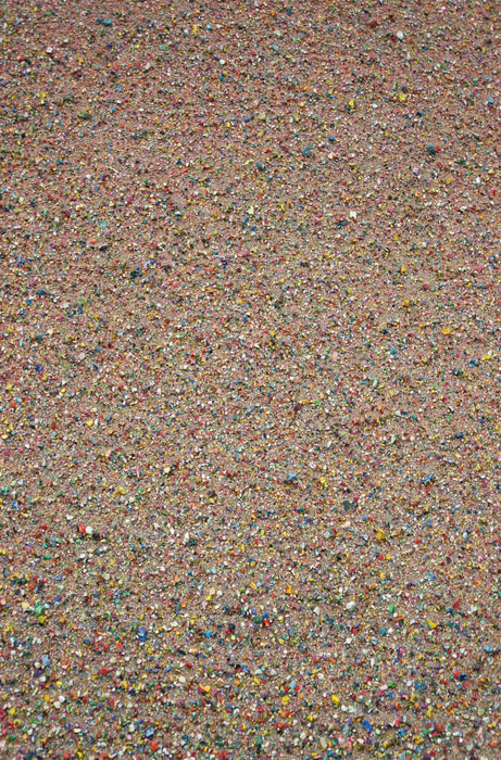 Detailreiches abstraktes Kunstwerk mit farbigem Sand und Pigmenten – Marsfeld CXXX, Hochformat 33 × 50 cm. Atelier Hellbusch.
