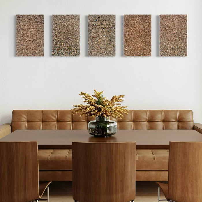 Detailreiches abstraktes Kunstwerk mit farbigem Sand und Pigmenten – Marsfeld CXXX, Hochformat 33 × 50 cm (Beispiel Präsentation). Atelier Hellbusch.