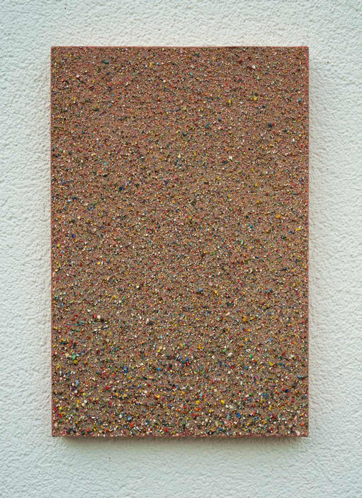 Detailreiches abstraktes Kunstwerk mit farbigem Sand und Pigmenten – Marsfeld CXXX, Hochformat 33 × 50 cm. Atelier Hellbusch.