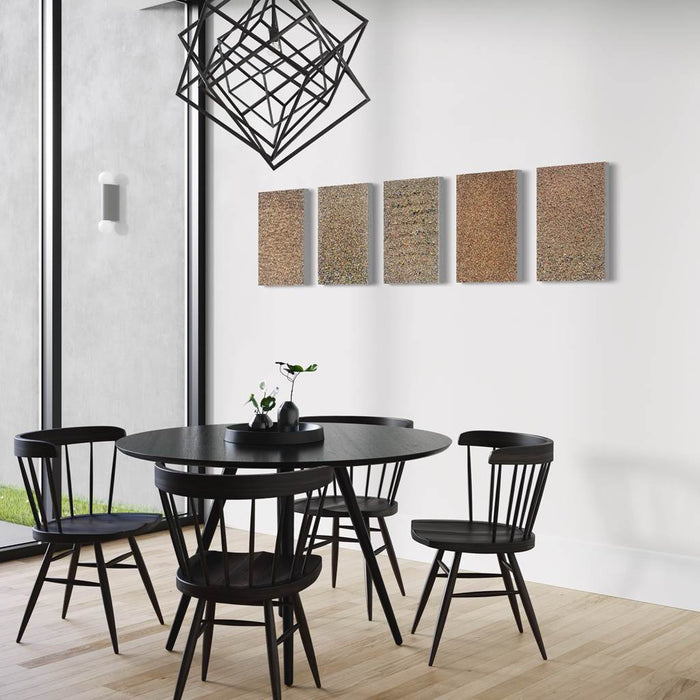 Detailreiches abstraktes Kunstwerk mit farbigem Sand und Pigmenten – Marsfeld CXXX, Hochformat 33 × 50 cm (Beispiel Präsentation). Atelier Hellbusch.