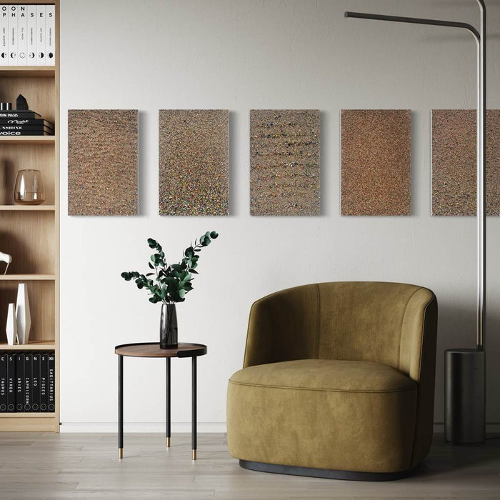 Detailreiches abstraktes Kunstwerk mit farbigem Sand und Pigmenten – Marsfeld CXXX, Hochformat 33 × 50 cm (Beispiel Präsentation). Atelier Hellbusch.