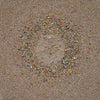 Marsfeld CXXXI zeigt eine kreisförmige Struktur aus feinen Farbresten und Sand auf quadratischer Leinwand – abstrakte Komposition mit Kraterform. Atelier Hellbusch.