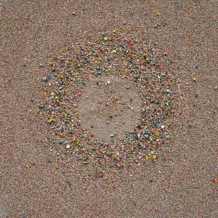 Marsfeld CXXXI zeigt eine kreisförmige Struktur aus feinen Farbresten und Sand auf quadratischer Leinwand – abstrakte Komposition mit Kraterform. Atelier Hellbusch.