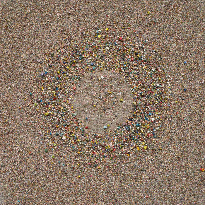 Marsfeld CXXXI zeigt eine kreisförmige Struktur aus feinen Farbresten und Sand auf quadratischer Leinwand – abstrakte Komposition mit Kraterform. Atelier Hellbusch.