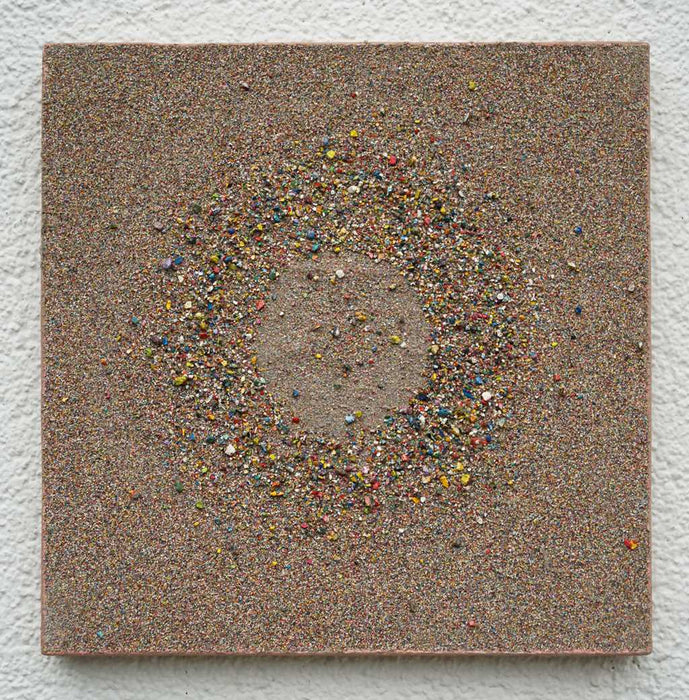 Marsfeld CXXXI zeigt eine kreisförmige Struktur aus feinen Farbresten und Sand auf quadratischer Leinwand – abstrakte Komposition mit Kraterform. Atelier Hellbusch.